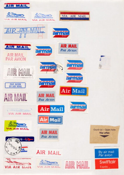 Kolaż z kilkunastu kolorowych fragmentów naklejek pocztowych.