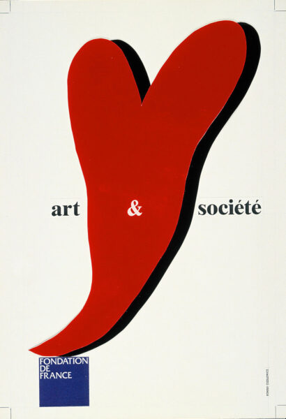 Biały plakat z czerwoną formą wewnątrz przypominającą rozciągnięte serce. Po bokach serce napis: art & société.