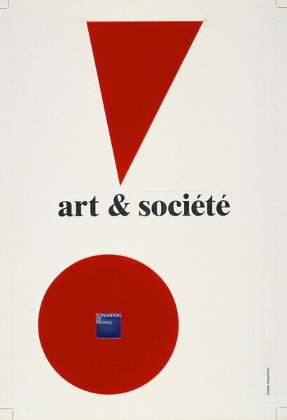 Biały plakat z dużym czerwonym wykrzyknikiem. W środku plakatu czarny napis: Art & société.