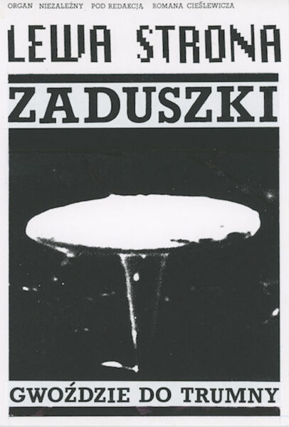 Karta z napisem: Lewa strona. Zaduszki. Gwoździe do trumny. W centrum kompozycji główka gwoździa.