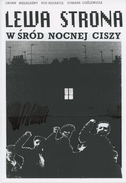 Strona z napisem: Lewa strona. W śród nocnej ciszy. W centrum zarys czarnego domu wielorodzinnego z widocznym jednym oknem. Na dole zarys kilku postać z podniesionymi w geście skandowania pięściami.
