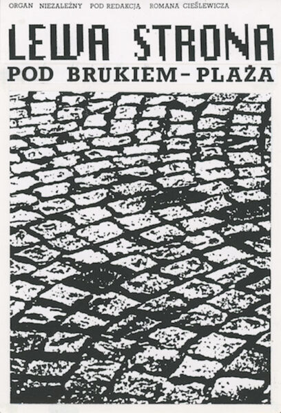 Czarno-biały plakat z napisem na górze: Lewa strona. Pod brukiem - plaża. W centrum zdjęcie brukowanego chodnika.