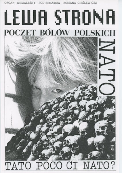 Czarno-biały plakat z napisem na górze: Poczet bólów polskich. NATO. Tato po co ci nato? Na zdjęciu fragment dziecięcej twarzy skrywającej się za półokrągłą formą utworzoną ze stosu ludzkich czaszek.