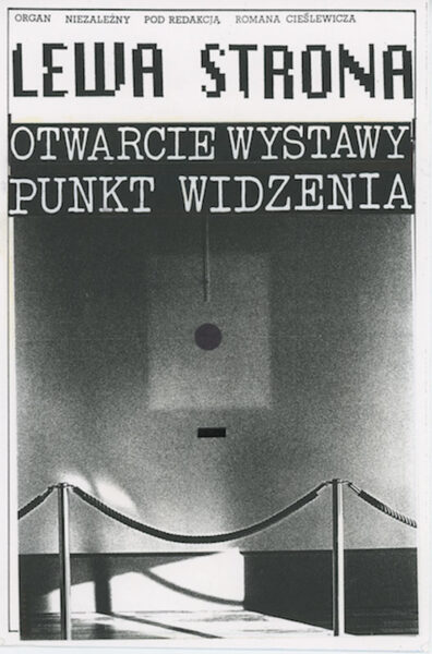 Okładka z napisem: Lewa strona. Otwarcie wystawy. Punkt widzenia. Na środku zdjęcie ściany na której umieszczony jest jasny prostokąt z kropką na środku. Z przodu dwa słupki odgradzające.