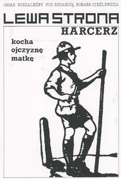 Czarno-biały plakat z napisem na górze: Lewa strona. Harcerz kocha ojczyznę matkę. Na środku plakatu postać młodego mężczyzny w kapeluszu, koszuli i krótkich spodenkach, z torbą założoną na ukos ciała.