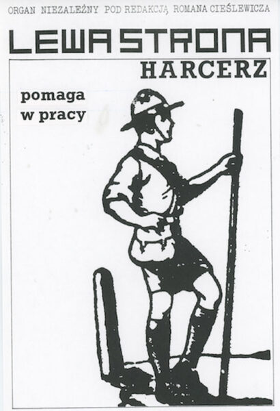 Czarno-biały plakat z napisem na górze: Lewa strona. Harcerz pomaga w pracy. Na środku plakatu postać młodego mężczyzny w kapeluszu, koszuli i krótkich spodenkach i z torbą założoną na ukos ciała.