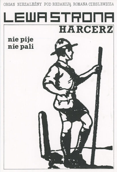 Czarno-biały plakat z napisem na górze: Lewa strona. Harcerz nie pali nie pije. Na środku plakatu postać młodego mężczyzny w kapeluszu, koszuli i krótkich spodenkach i z torbą założoną na ukos ciała.