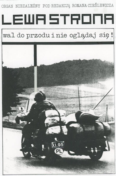 Czarno-biały plakat z napisem Lewa strona. Poniżęj napis: Wal do przodu i nie oglądaj się. Poniżej zdjęcie kierowcy na motocyklu z boczną przyczepą.
