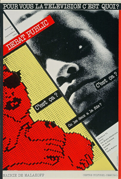 Plakat z napisem w języku francuskim: DEbat public. Pour vous la television c'est quoi? C'est ca? C'est ca? Ou les deux a la fois?, co znaczy Debata Publiczna. Czym jest dla Was telewizja, Tym? Tym? Czy jednym i drugim? Plakat podzielony jest na dwie części. Po lewej stronie rysunek kobiety z nagimi piersiami, po prawej zdjęcie niedożywionego dziecka z trzeciego świata.